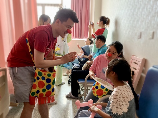 妈妈得了白血病去世了,妈妈因癌症去世女儿成家中顶梁柱