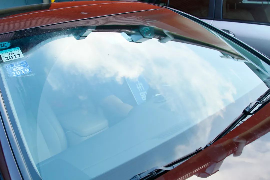 雨天汽车前挡玻璃内模糊怎么清理,前挡玻璃擦不到怎么办