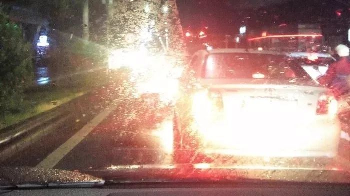 雨天汽车前挡玻璃内模糊怎么清理,前挡玻璃擦不到怎么办
