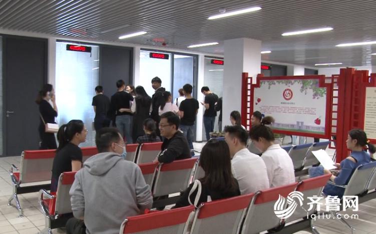 71秒丨潍坊新人“七夕”扎堆登记结婚许愿墙上贴满爱情宣言