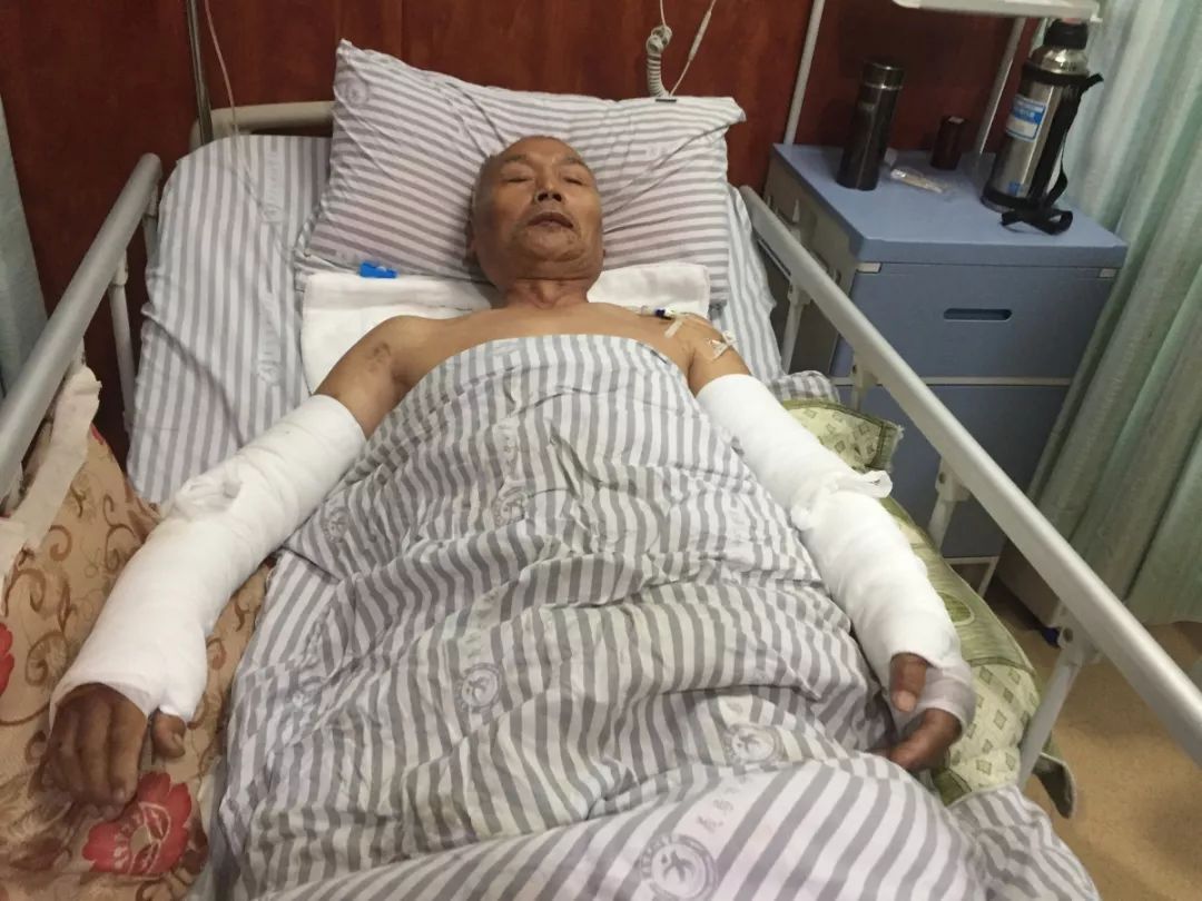 暖心路人暖心举动,水火无情人间有爱为防火员点赞