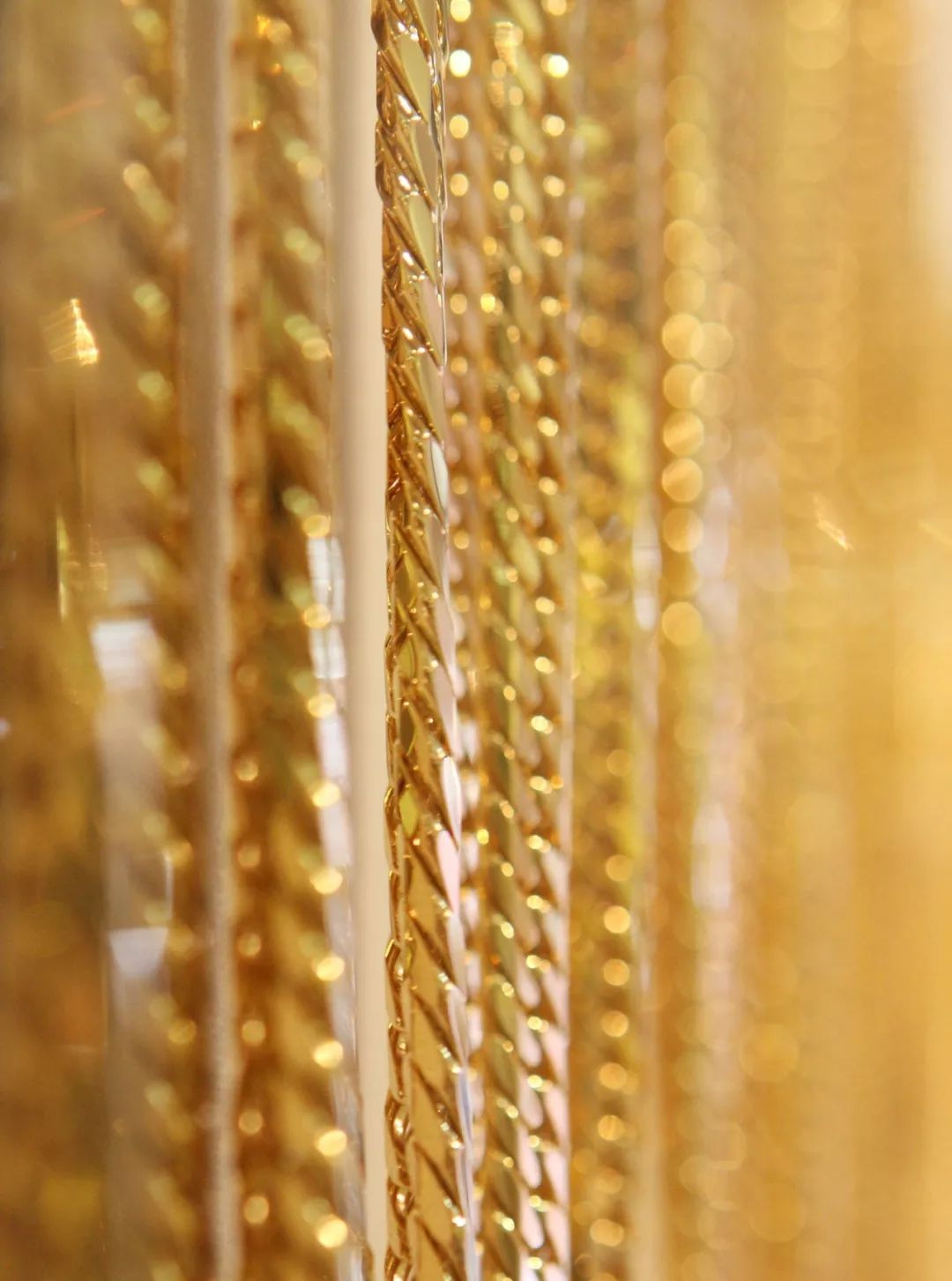 今日金价婚戒,现在金价高结婚首饰该卖吗