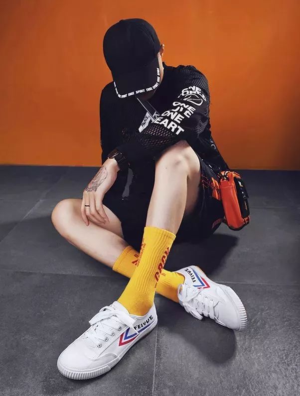 中国60年前造了双小白鞋，法国人一夜“偷走”赚翻了！今天它潮回来了