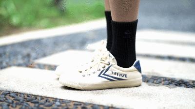 中国60年前造了双小白鞋，法国人一夜“偷走”赚翻了！今天它潮回来了