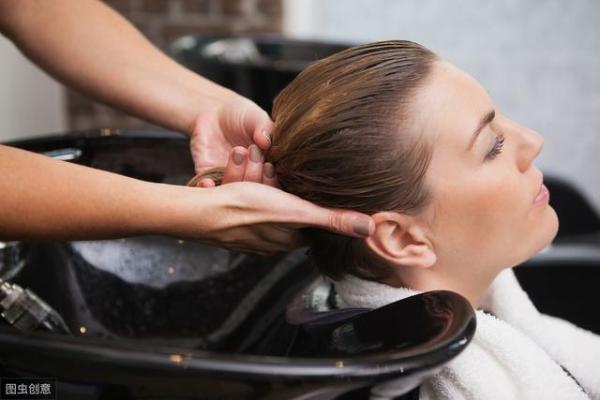 洗头用热水起头屑,如何正确洗头水要顺着头皮洗