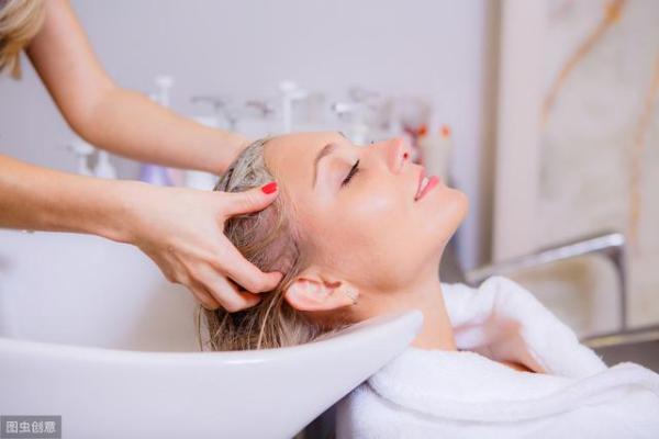 洗头用热水起头屑,如何正确洗头水要顺着头皮洗