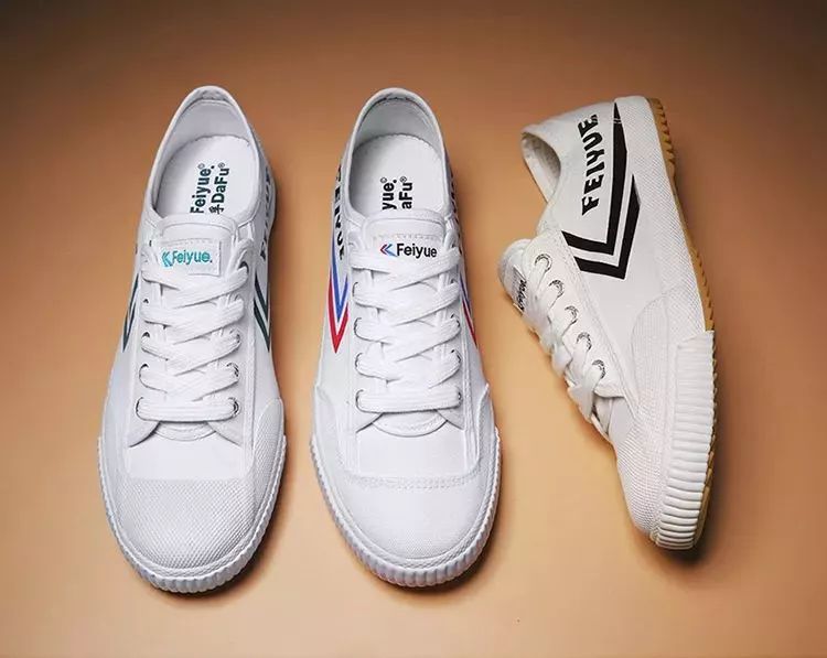 中国60年前造了双小白鞋，法国人一夜“偷走”赚翻了！今天它潮回来了