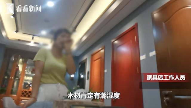 吓出冷汗！家中深夜常有异响女子一看卧室门上竟被凿出4个洞