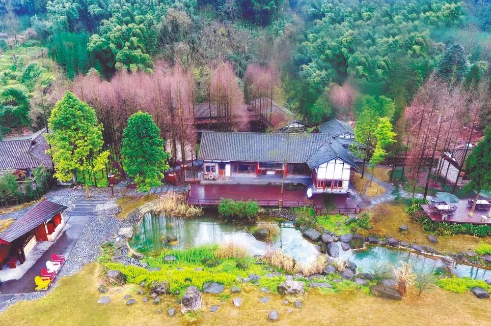 以特色镇和川西林盘为载体推进生态价值向经济价值转化