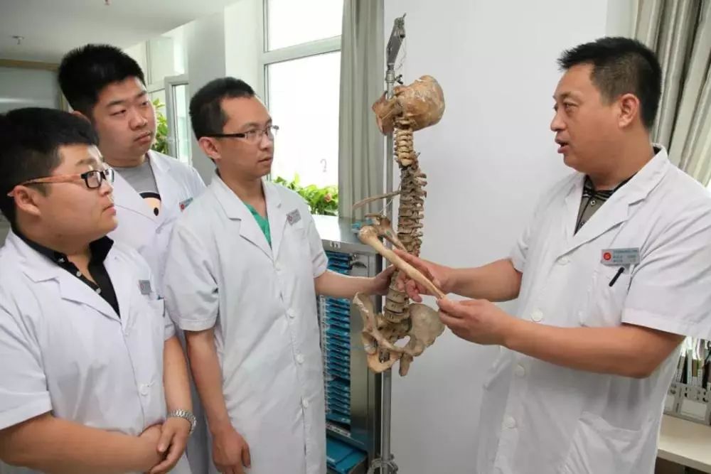 「名医专家」手牵手妙手治骨心连心精心服务骨外五科主任孙文才