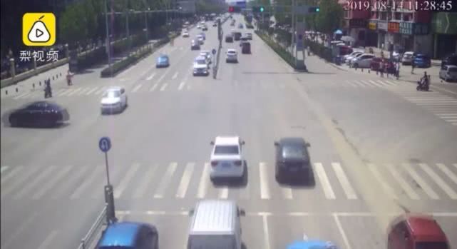 心疼！菏泽一月嫂抱仅40天男婴做饭时锅中鸡蛋突然爆开，孩子腿和肚皮烫出了泡...