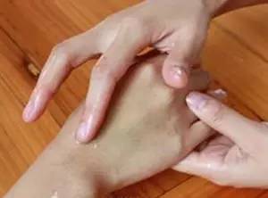 心疼！菏泽一月嫂抱仅40天男婴做饭时锅中鸡蛋突然爆开，孩子腿和肚皮烫出了泡...