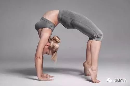 做瑜伽轮式之前的热身体式,空中瑜伽腹部核心热身体式