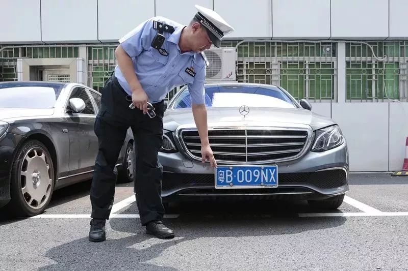 开自己的车，套自己的牌？警察蜀黍：罚款！拘留！