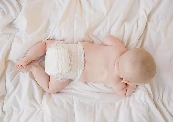 婴儿4个月不会翻身是发育迟缓吗,宝宝六个月发育迟缓不会翻身