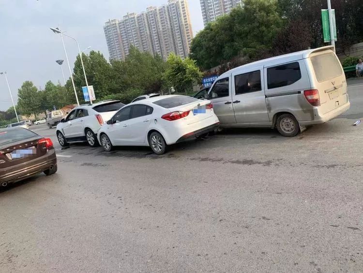 清晨，栾城多辆汽车“相拥”为哪般？