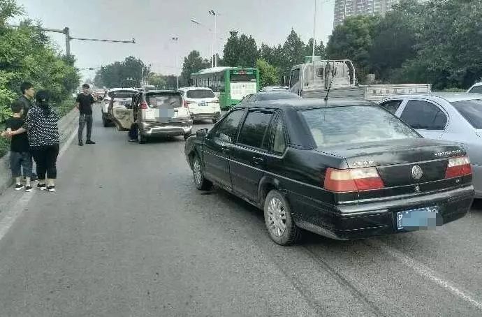 清晨，栾城多辆汽车“相拥”为哪般？