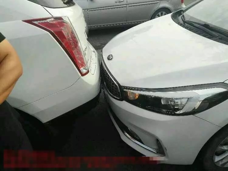 清晨，栾城多辆汽车“相拥”为哪般？