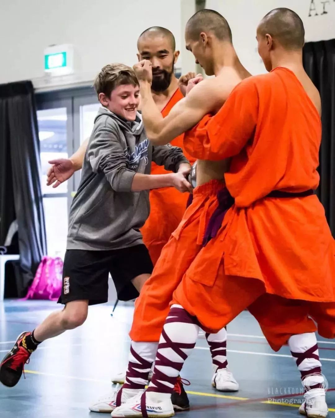 中国60年前造了双小白鞋，法国人一夜“偷走”赚翻了！今天它潮回来了