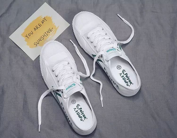 中国60年前造了双小白鞋，法国人一夜“偷走”赚翻了！今天它潮回来了