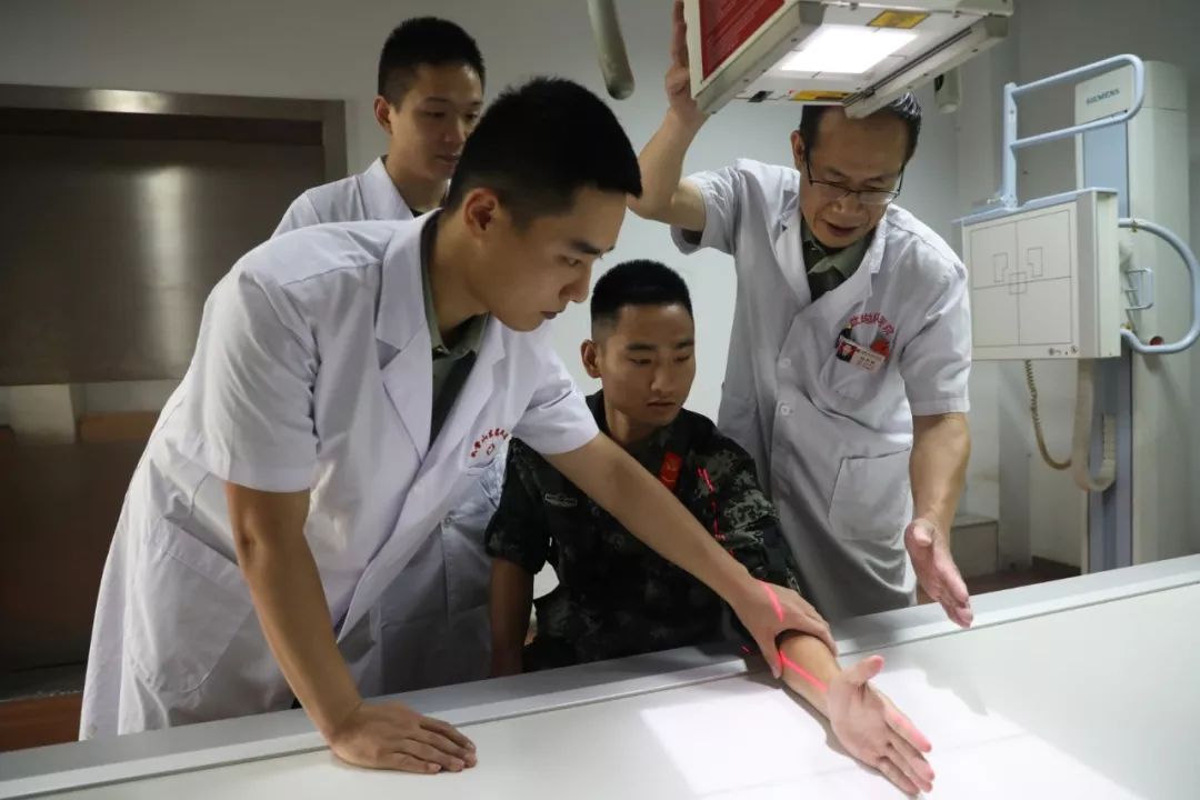 一位医学老专家的“人生处方”——爱能包治百“病”