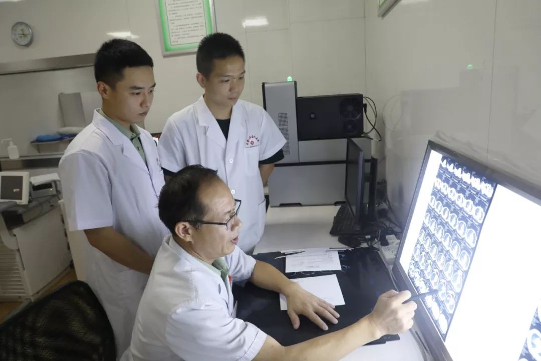 一位医学老专家的“人生处方”——爱能包治百“病”