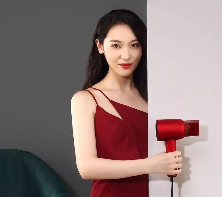 戴森顺滑直发,戴森适合吹毛躁发质吗