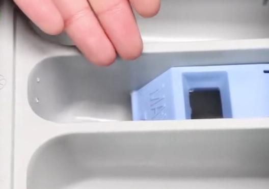 滚筒洗衣机衣服放多了怎么拿出来,滚筒洗衣机下面小盒子拿不出来