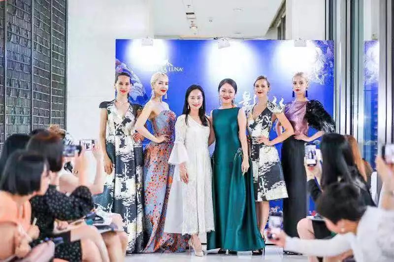 北京金融街丽思卡尔顿酒店携手“SAINTLALUNA”女装举办“云影·丝罗”早秋艺术高定发布