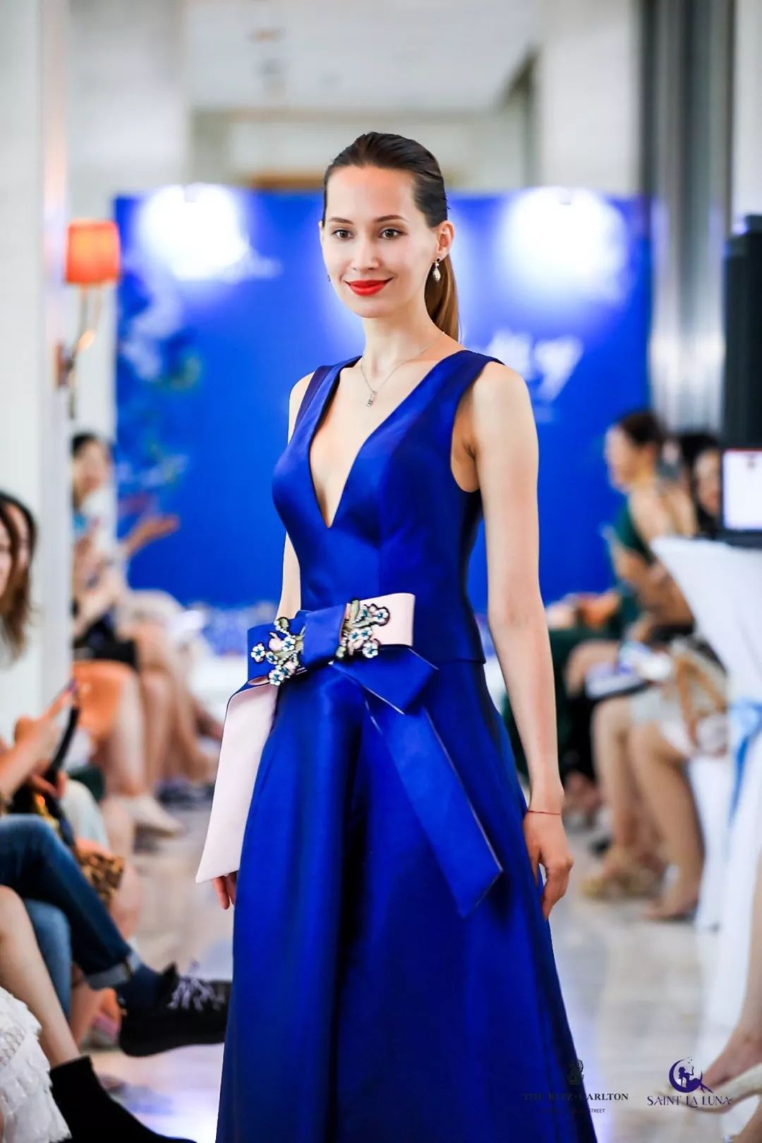 北京金融街丽思卡尔顿酒店携手“SAINTLALUNA”女装举办“云影·丝罗”早秋艺术高定发布