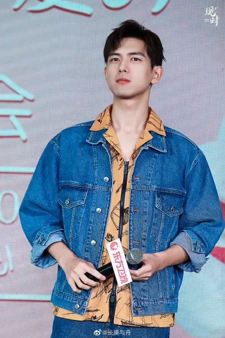 牛仔外套怎么搭配显瘦,落肩牛仔外套显人胖还是显瘦