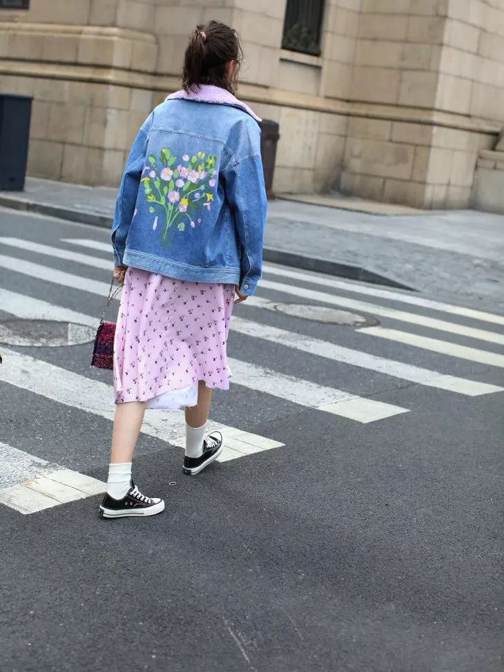 牛仔外套怎么搭配显瘦,落肩牛仔外套显人胖还是显瘦