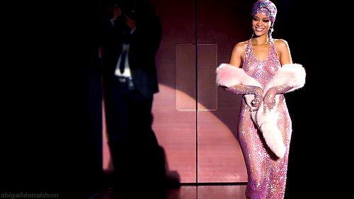 恭喜被乐坛“除名”的蕾哈娜，靠着“微商”喜提4亿