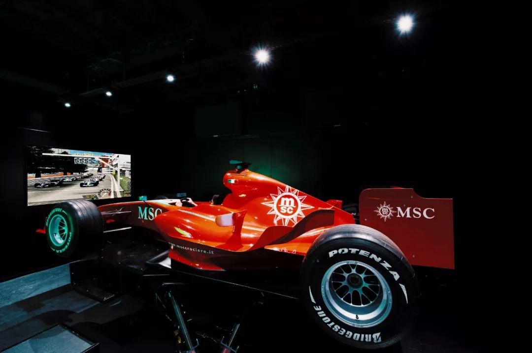 镶嵌47400颗水晶的楼梯花2千万登上这艘船的20万人都来打卡拍照