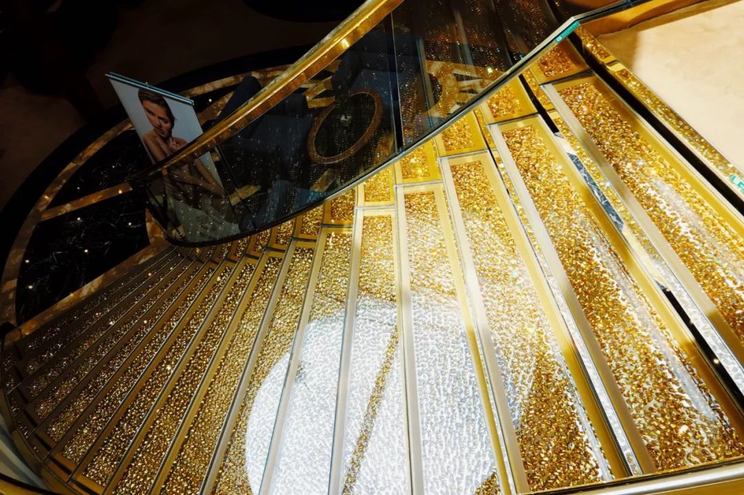 镶嵌47400颗水晶的楼梯花2千万登上这艘船的20万人都来打卡拍照