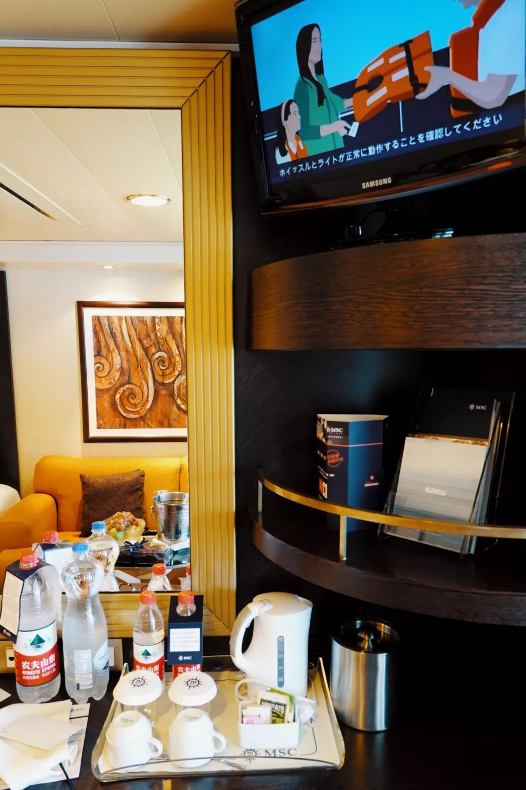 镶嵌47400颗水晶的楼梯花2千万登上这艘船的20万人都来打卡拍照