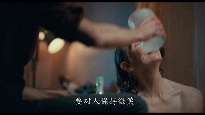 它因为尺度太大，被美国人*制抵**上映……