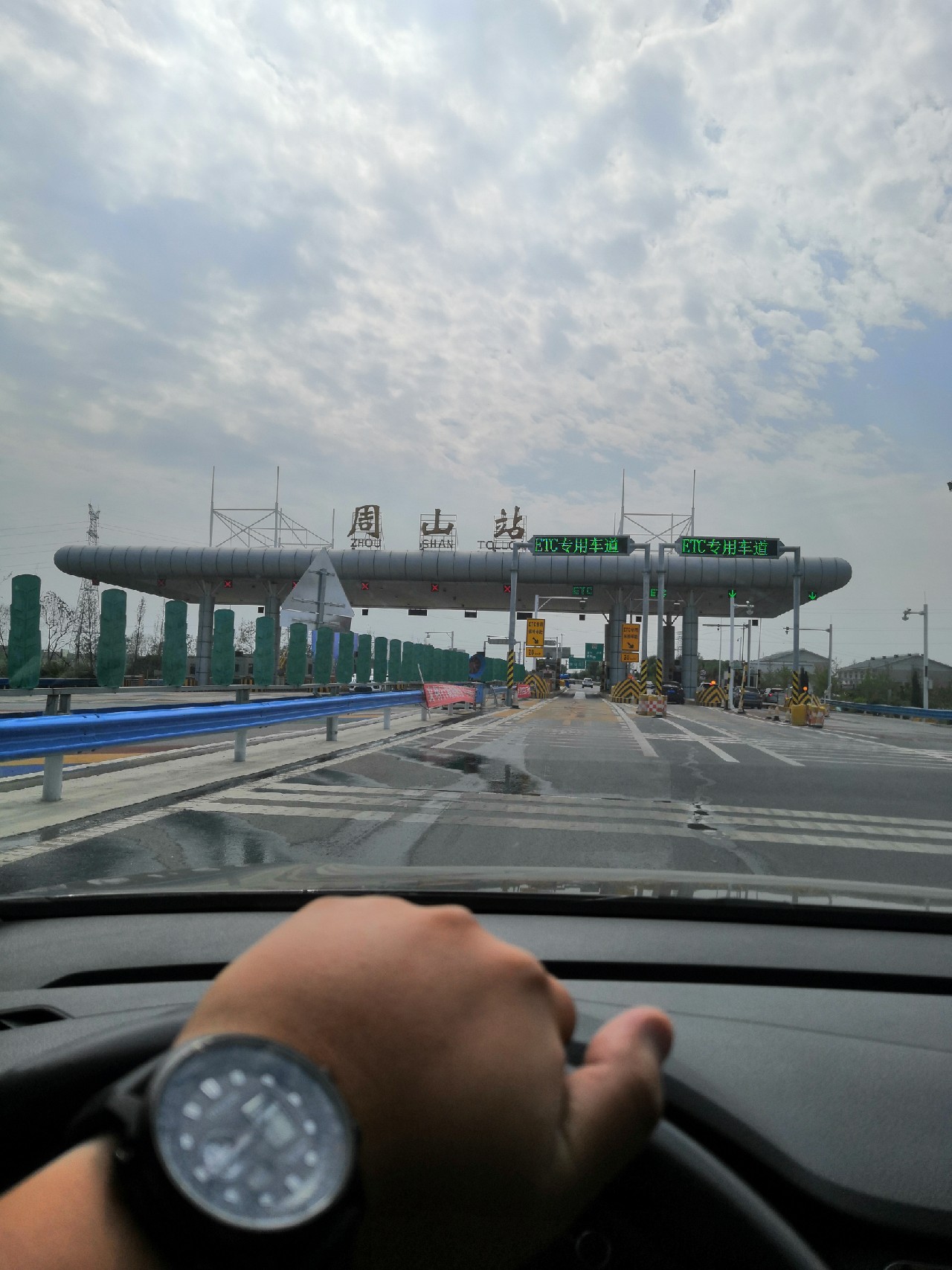 手里的竿水里的鱼，还有捡垃圾的真钓鱼人