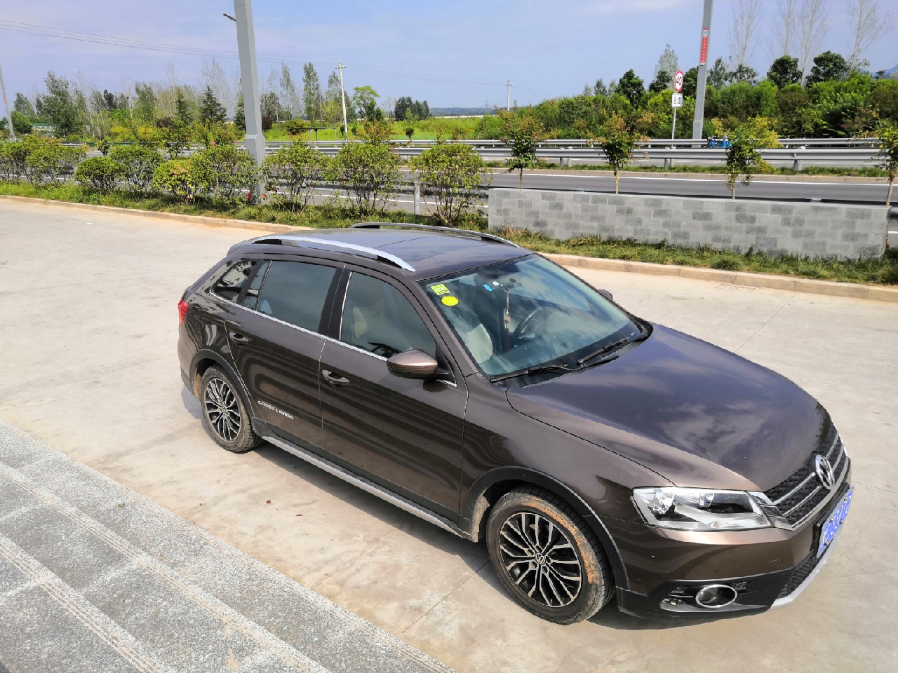 手里的竿水里的鱼，还有捡垃圾的真钓鱼人