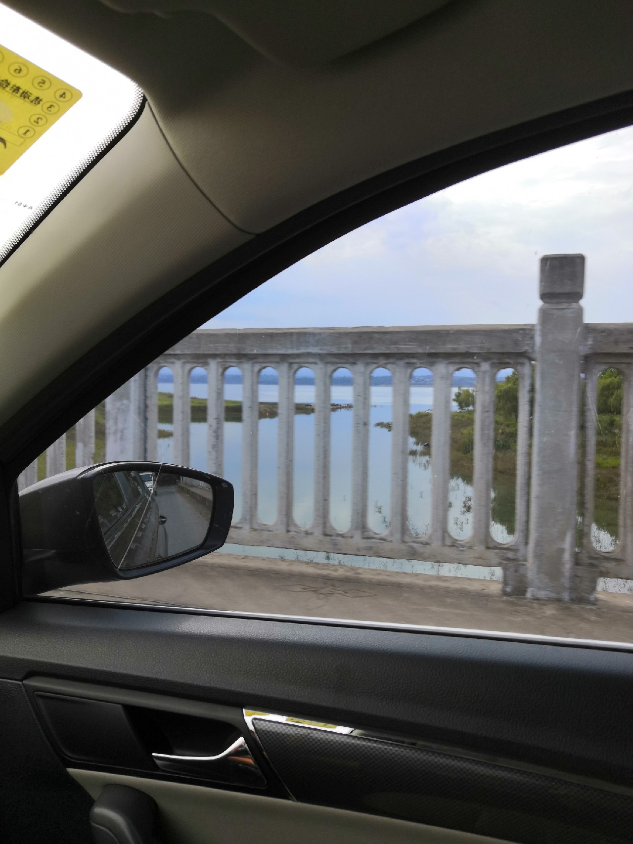 手里的竿水里的鱼，还有捡垃圾的真钓鱼人