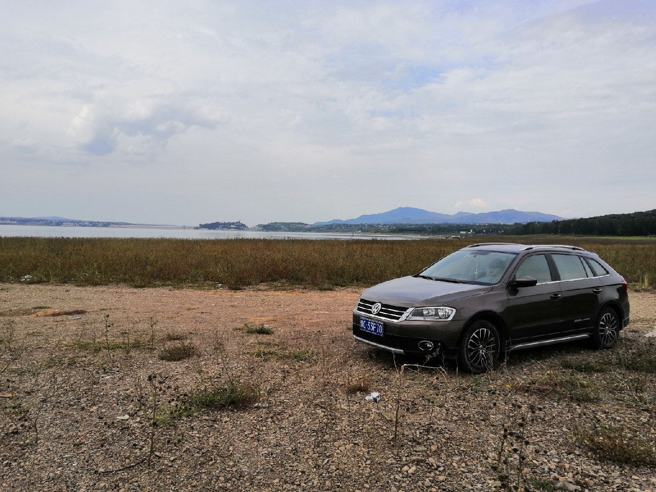 手里的竿水里的鱼，还有捡垃圾的真钓鱼人