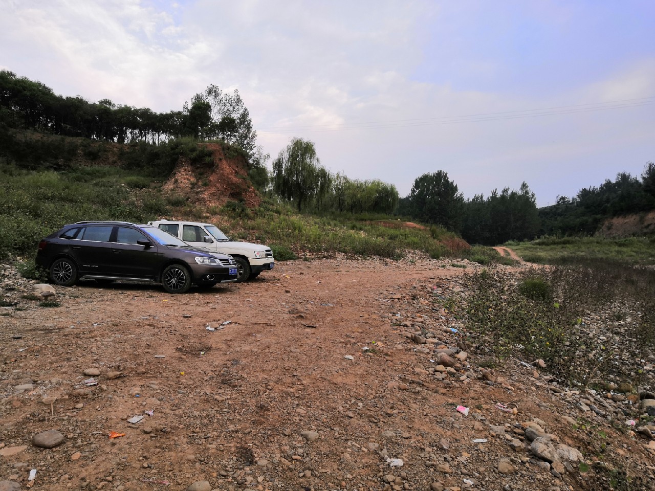 手里的竿水里的鱼，还有捡垃圾的真钓鱼人