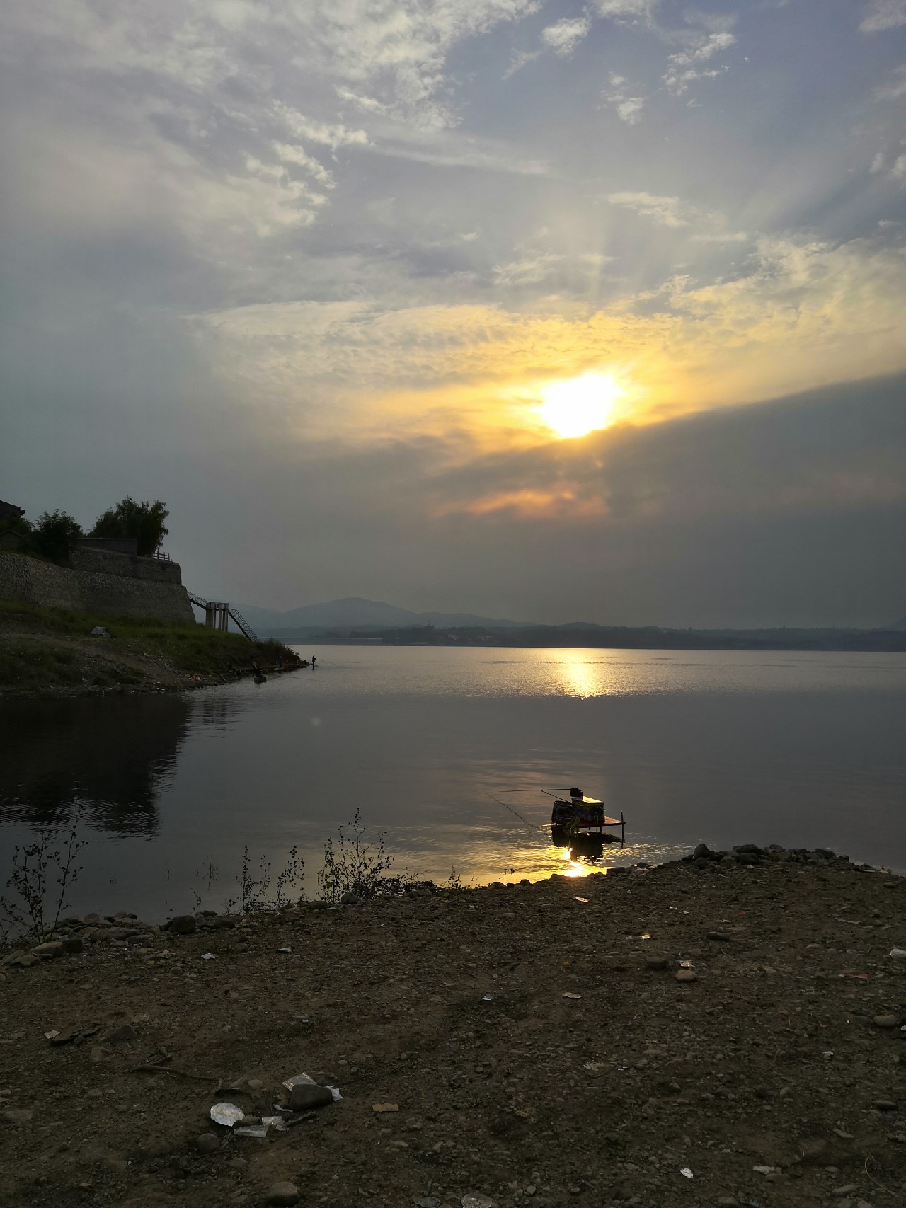 手里的竿水里的鱼，还有捡垃圾的真钓鱼人