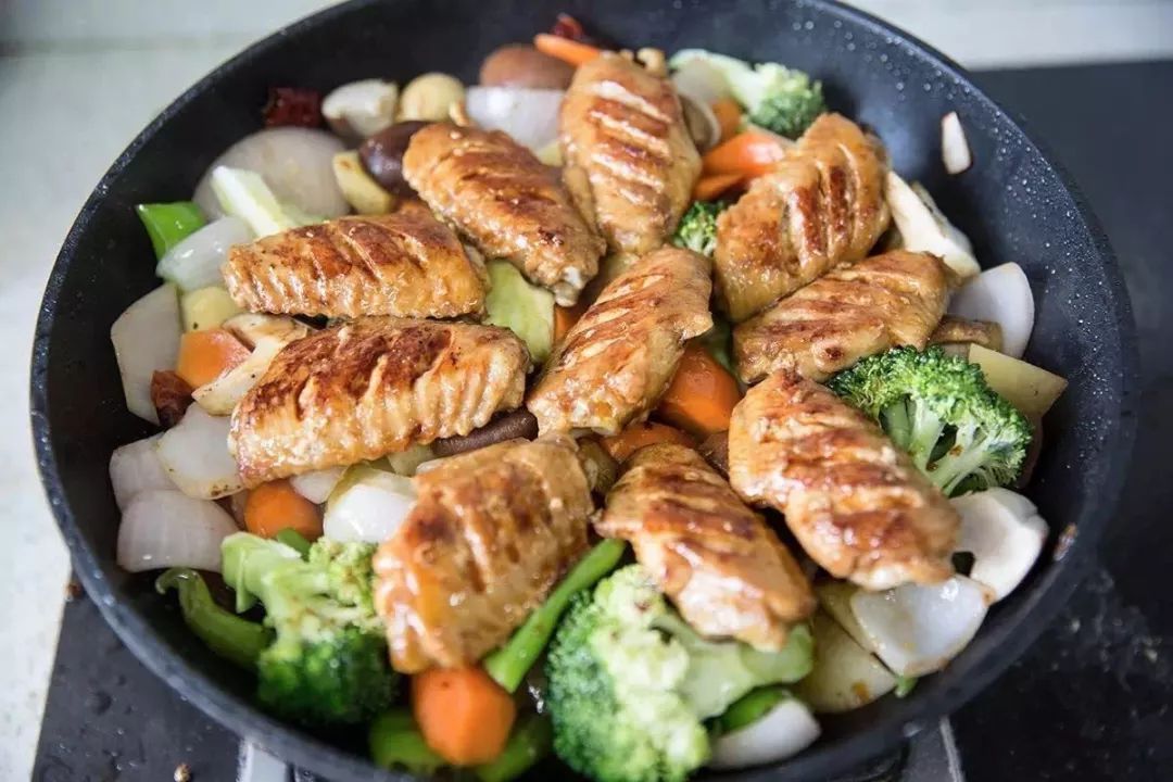 铁锅怎么养锅才不粘锅,熟铁锅怎么养才不粘锅