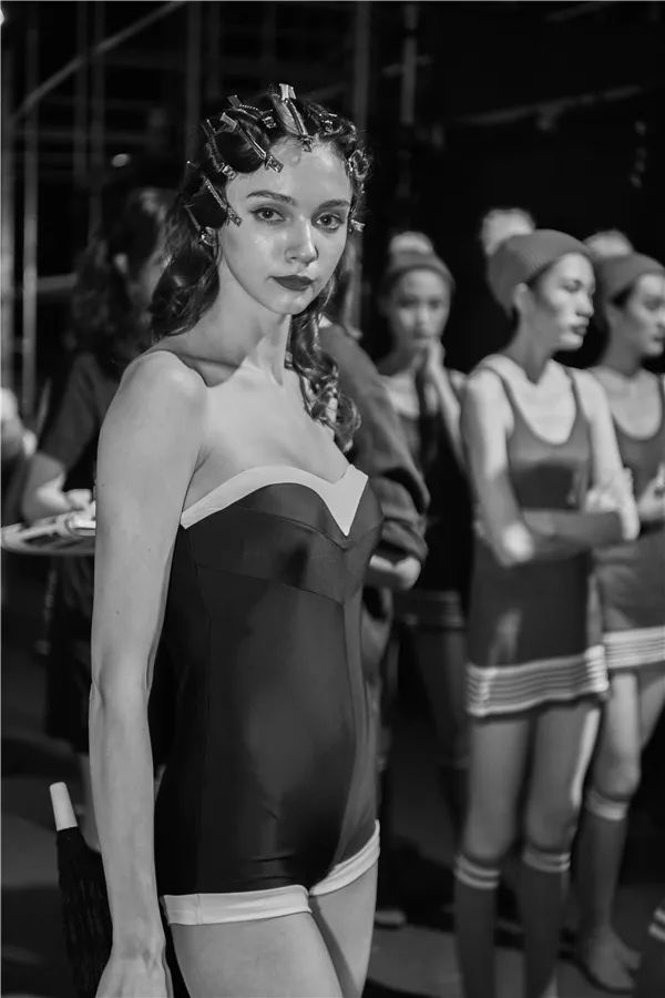 泳装秀女性超模表演海边,泳衣秀女性超模走秀