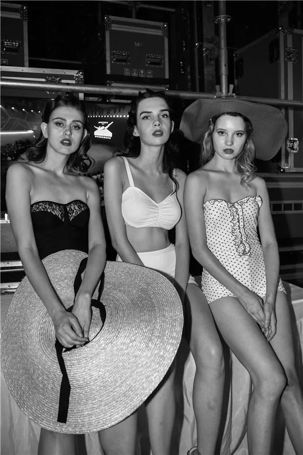 泳装秀女性超模表演海边,泳衣秀女性超模走秀