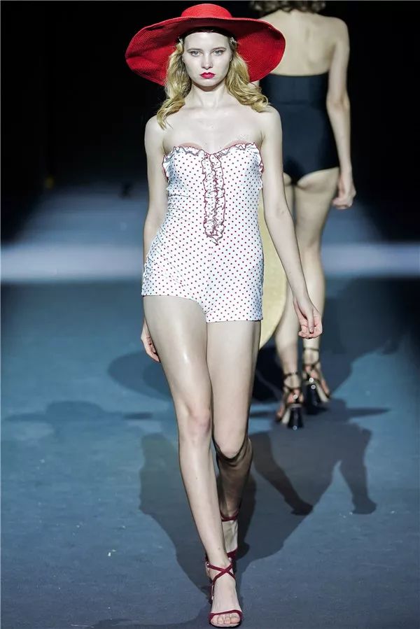 泳装秀女性超模表演海边,泳衣秀女性超模走秀