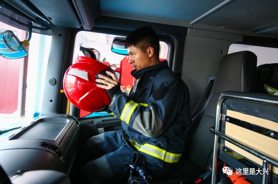 大兴机场帅气值机小哥哥,北京机场小哥哥