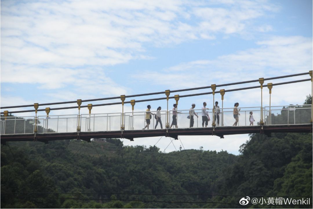 成都有没有玻璃栈道景点,成都最长的玻璃栈道