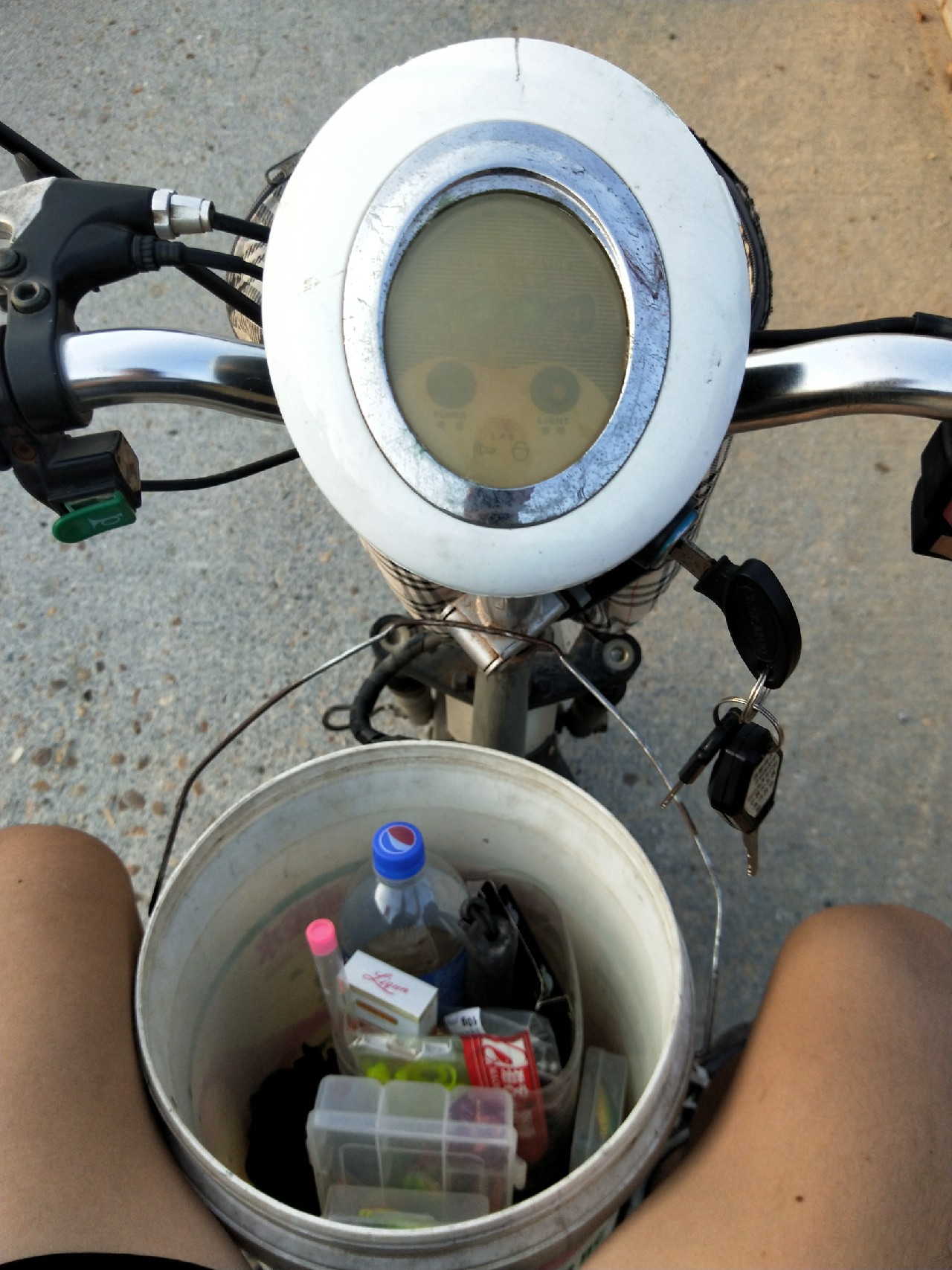 小白长江边路亚表演，现场练习绑8字环